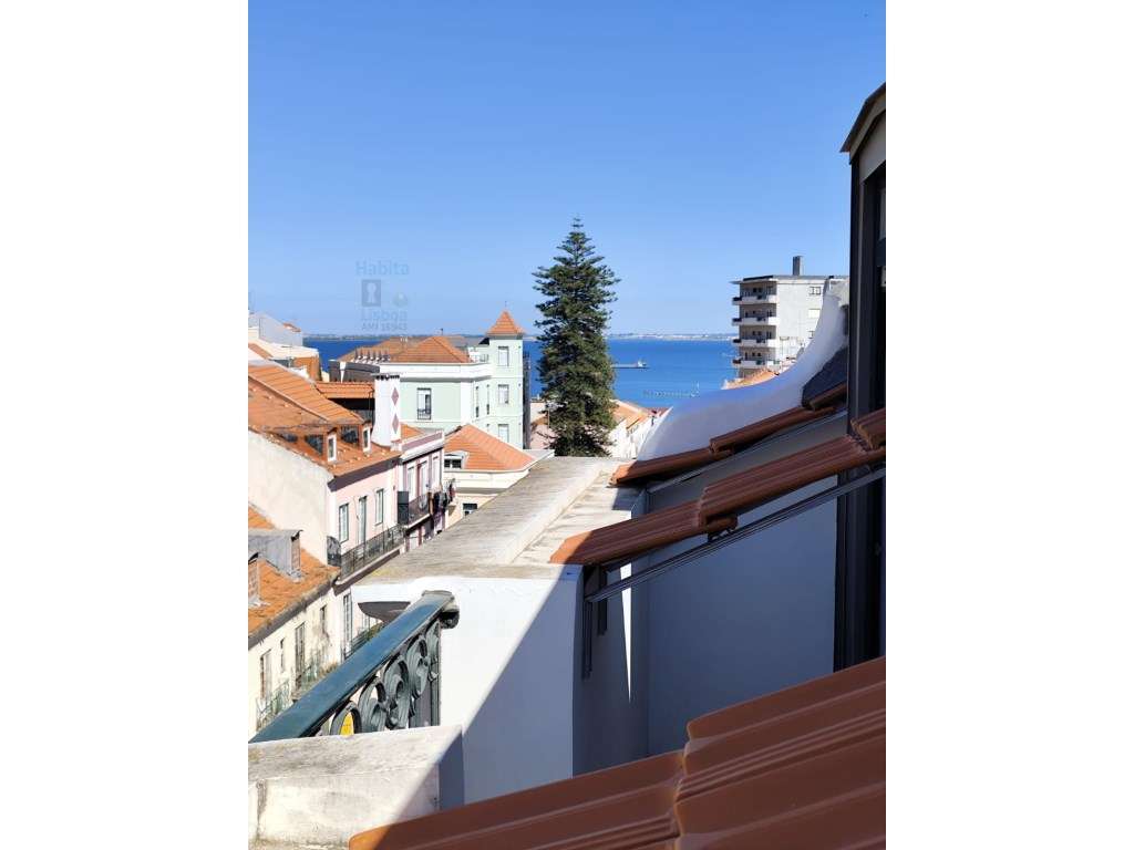 T2 Mobilado com varanda Vista Rio na Graça Pronto a Habitar-0