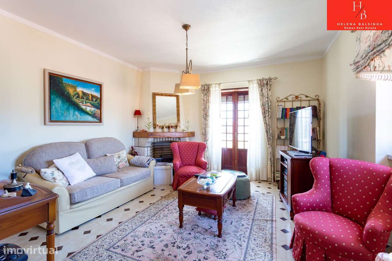 Bonita moradia V6, situada nos Casais de São Lourenço, junto à pra-41