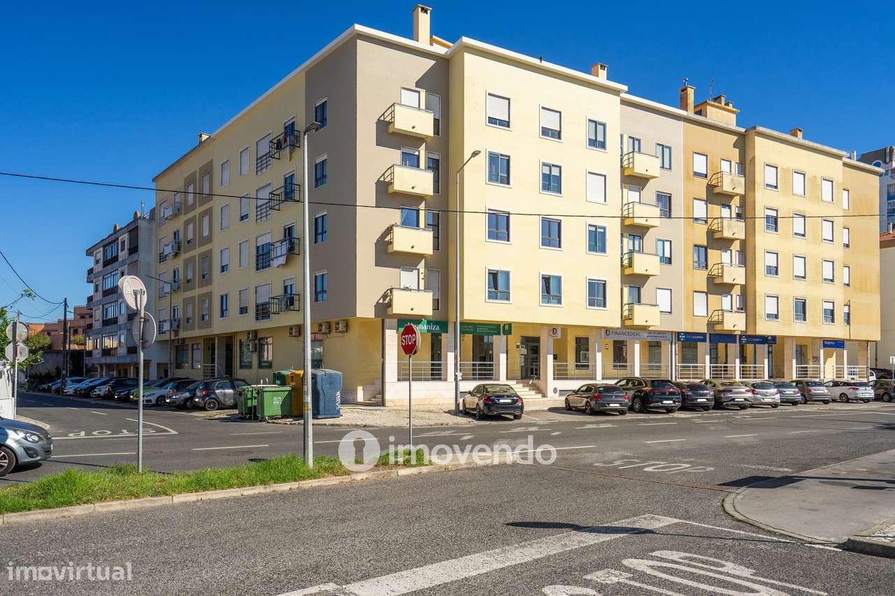 Apartamento T2 com estacionamento e arrecadação, em Mem Martins-39