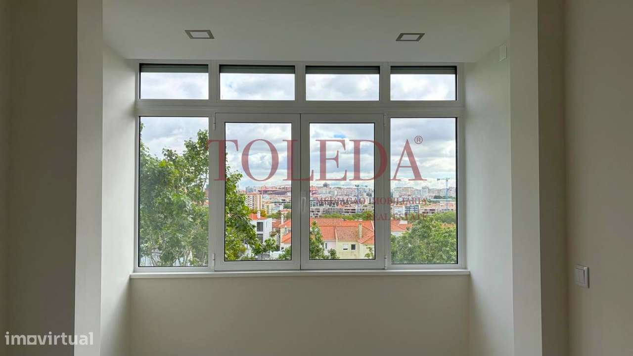 Apartamento T3 Remodelado em Benfica com terraço-17