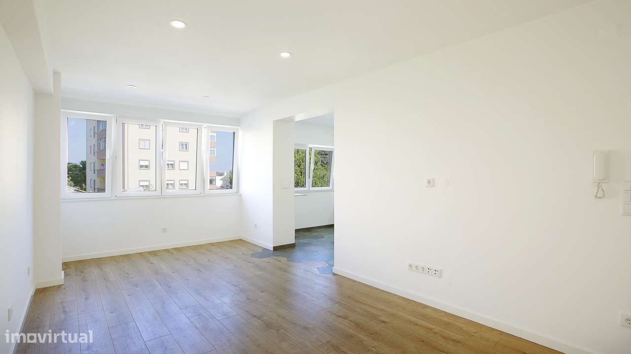 Apartamento T2 Totalmente Renovado na Charneca da Caparica - Grande imagem: 2/14