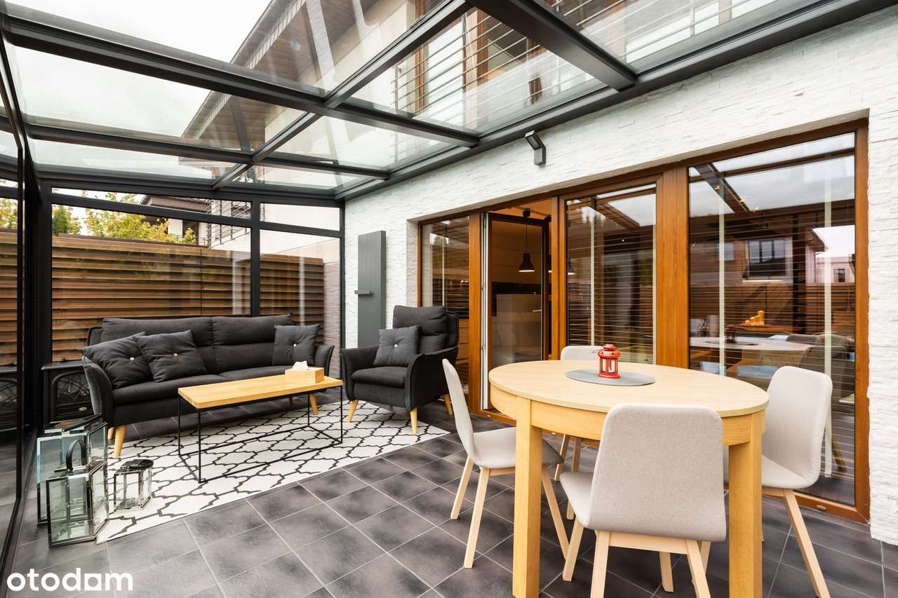 Dom w zabudowie bliźniaczej z basenem.-13