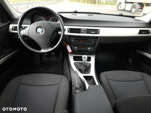 BMW Seria 3 318i Touring - 8