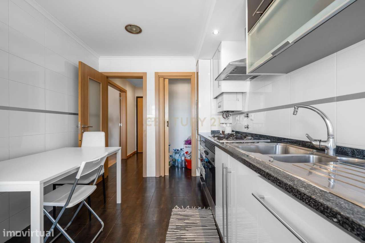 Apartamento T2 em Montijo com Parqueamento e Varandas-9