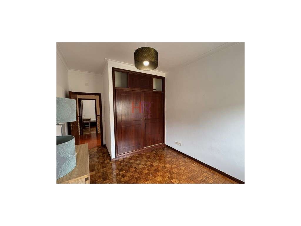 Vende-se T3 totalmente mobilado com três aparcamentos privativos.-21