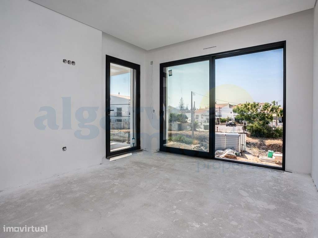Moradia T4 de Arquitetura Contemporânea com Piscina, Rooftop e Vist...-32