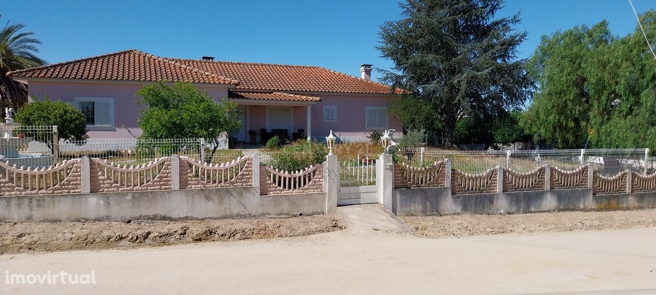 MORADIA INDEPENDENTE COM ANEXOS E PISCINA , EM LOTE DE 5.000M2