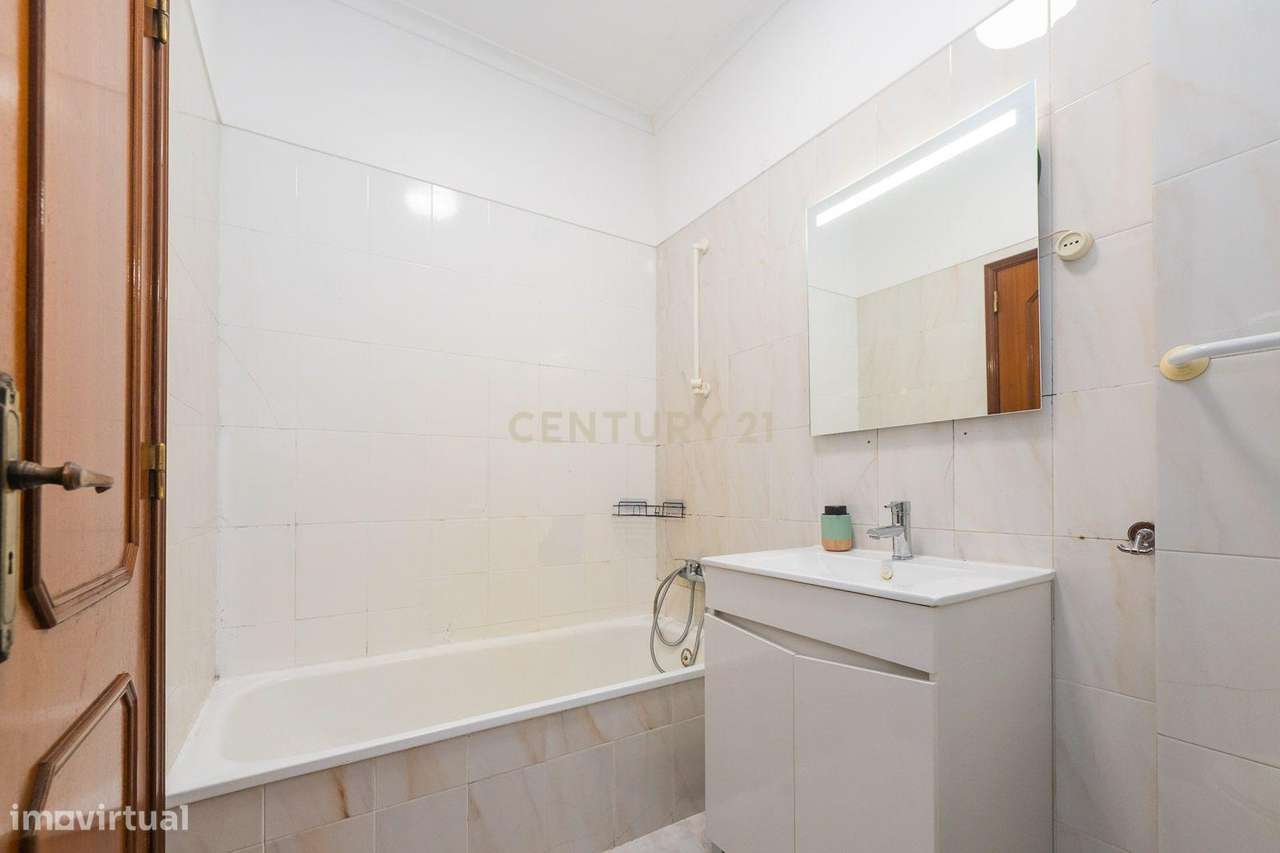 Apartamento T2 em bom estado, parcialmente remodelado-15