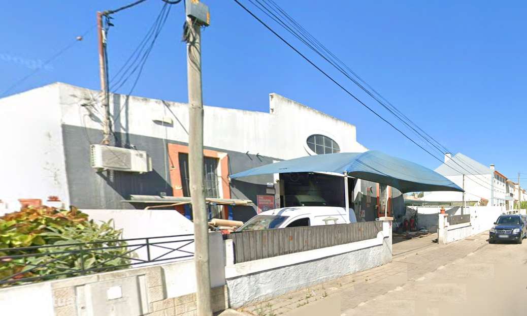 Armazém | Diversas utilidades, inserido em lote de 251 m2-14