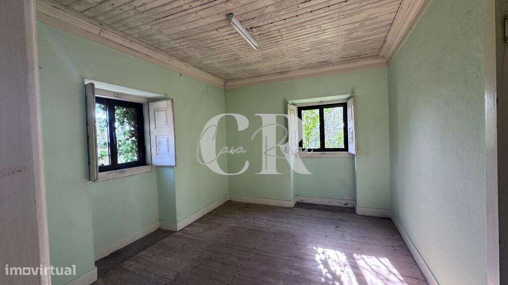 Casa de pedra com terreno e poço-18