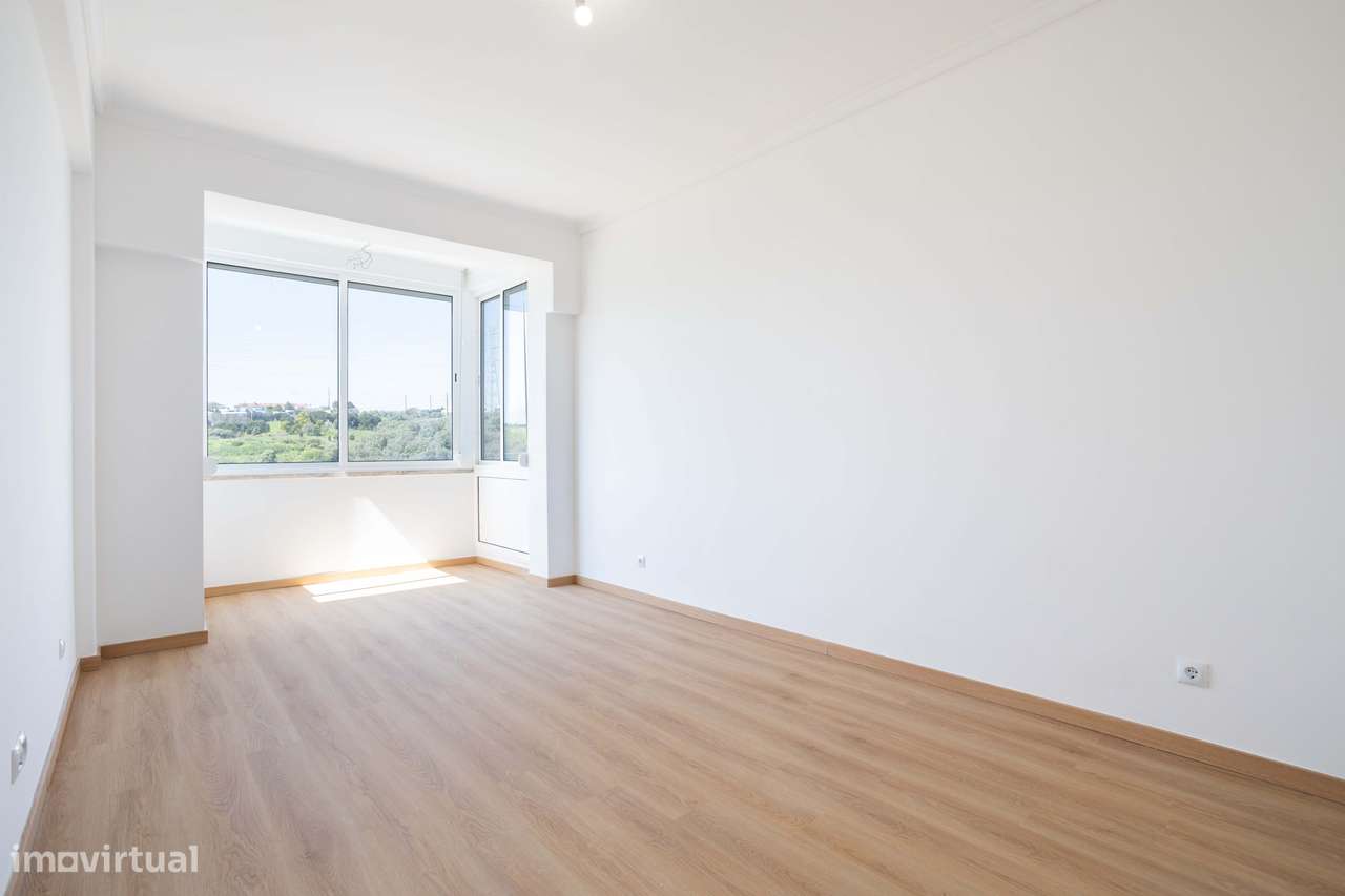 Moderno T2 Remodelado com Vista Desafogada na Calçada de Carriche - Grande imagem: 2/31