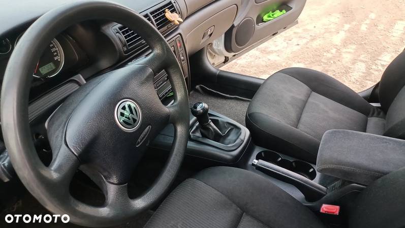 Volkswagen Passat 1.6 Basis - 16