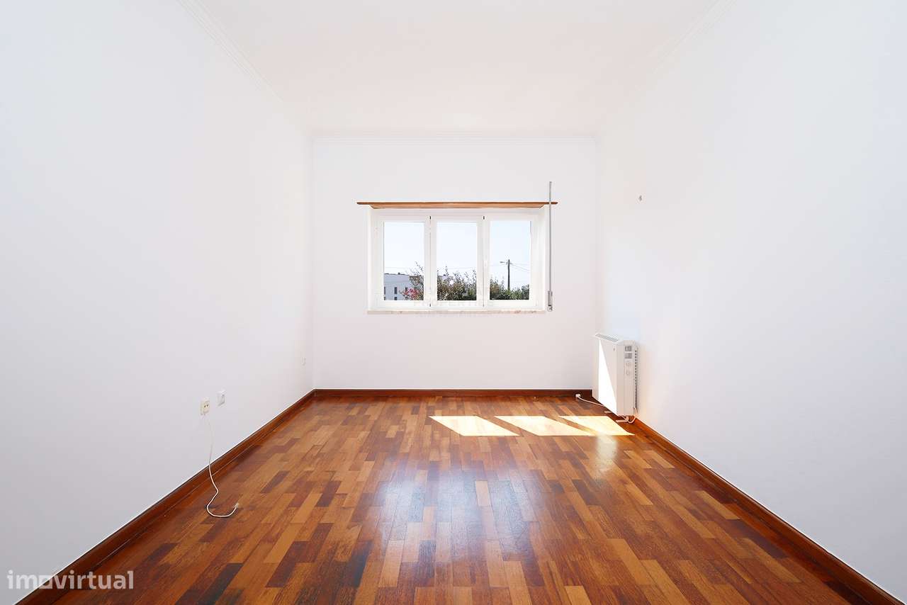 Moradia com duas fracções – Rentabilidade Imediata – Porto Salvo – Oei-29