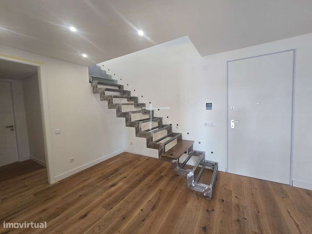 Apartamento T3 duplex, com varanda, terraço, arrecadação e parqueam... - Grande imagem: 4/48