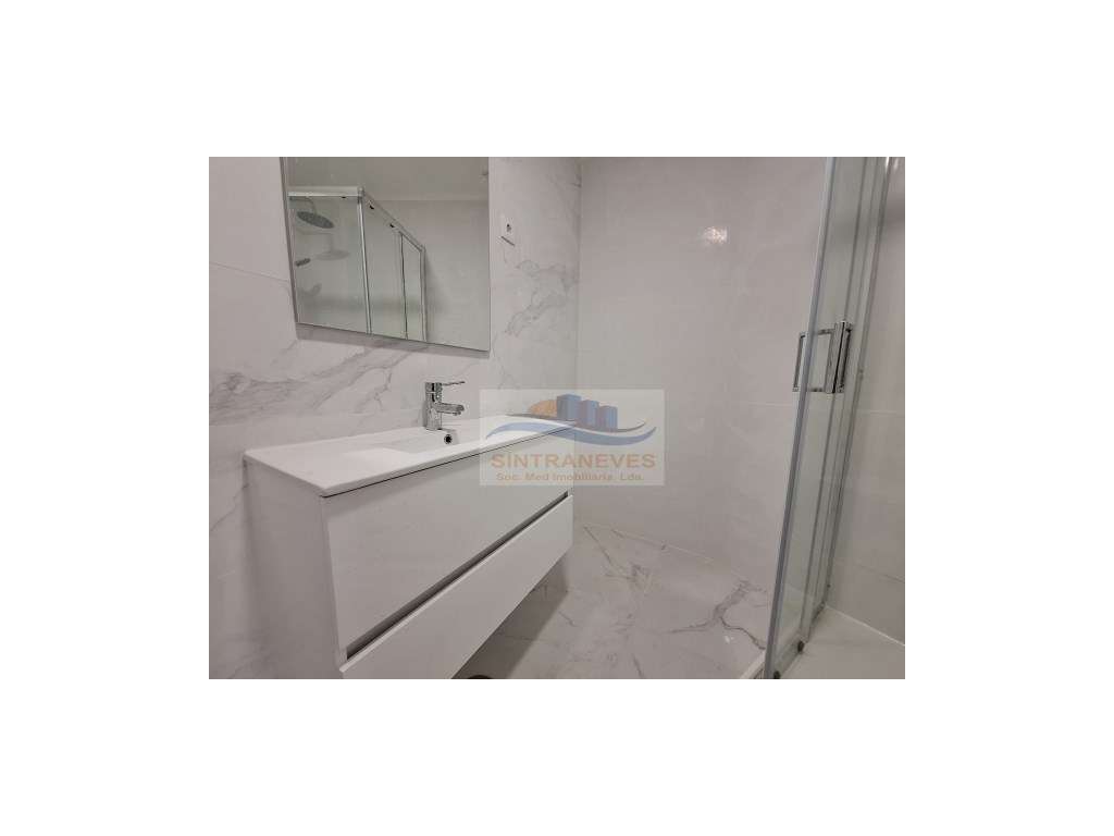 Excelente T2 Totalmente Remodelado na Mina de Água-10