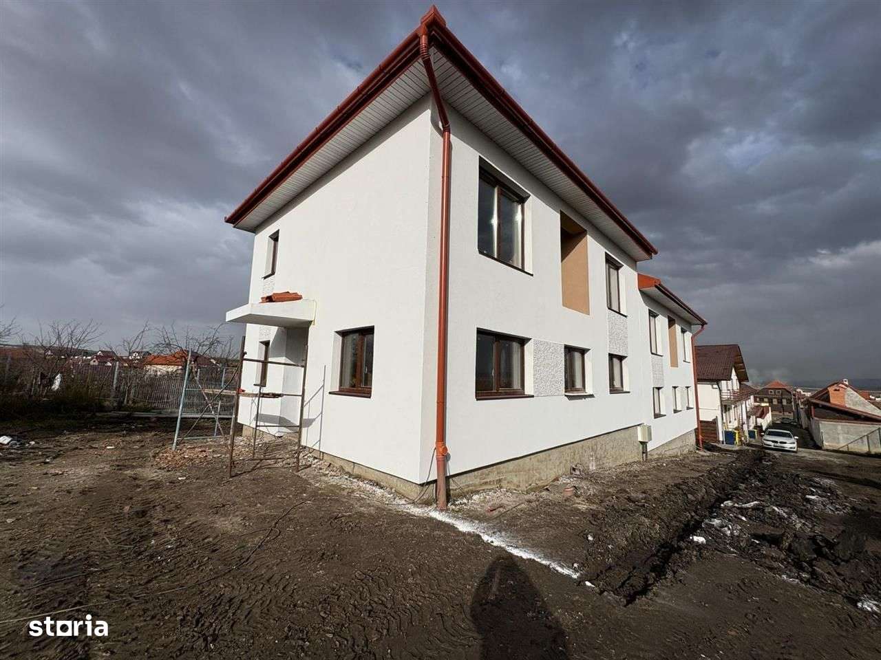 Casa de vanzare - 4 camere - 2 bai - teren 300 mp - Sura Mica-1