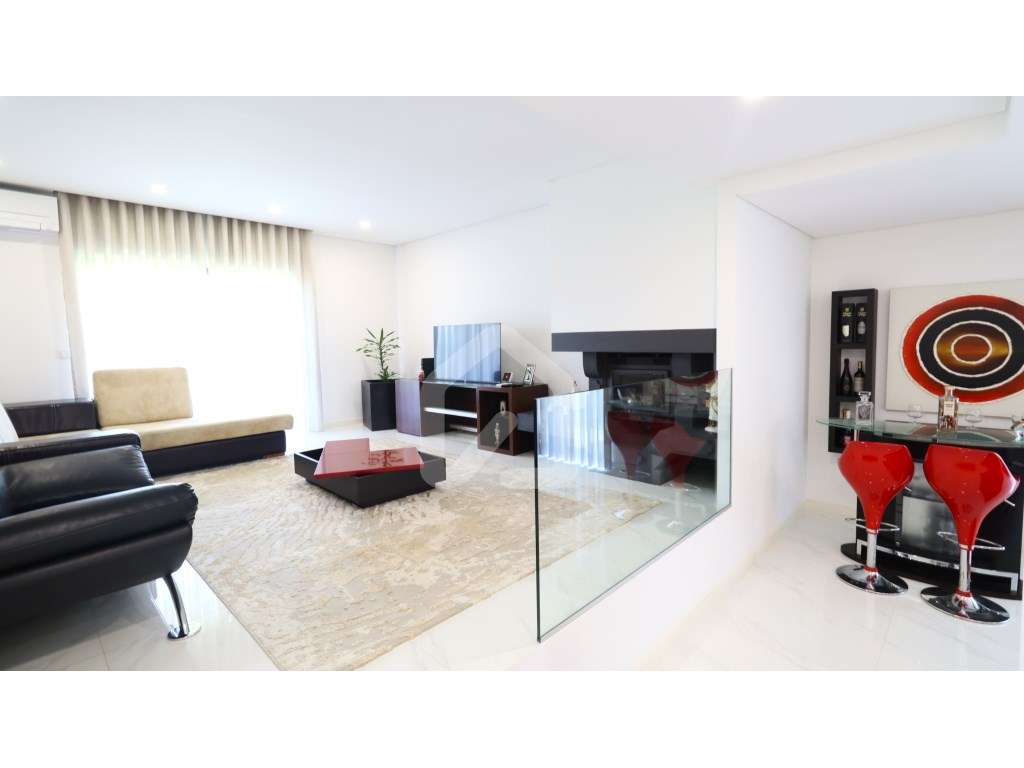 Moradia individual T4+1 com piscina, em Esmeriz-10