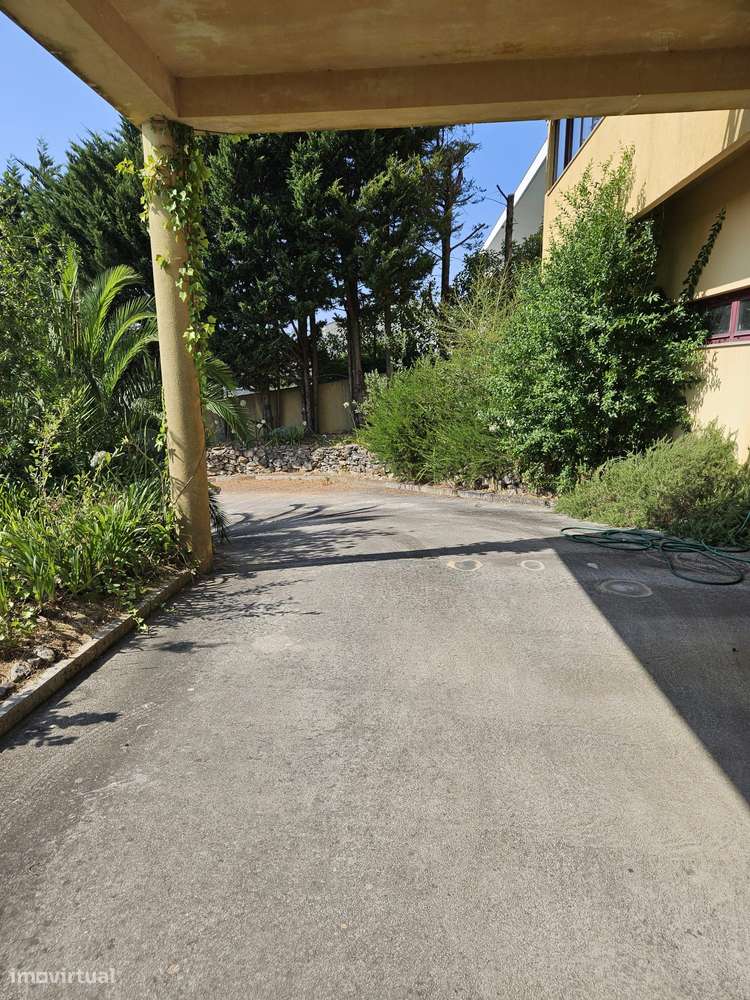 Lindíssima Moradia T6 de quatro frentes-30