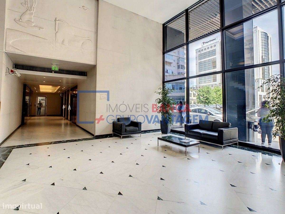 Escritório com 362m2 na Rua Soeiro Pereira Gomes - Lisboa - Grande imagem: 3/29