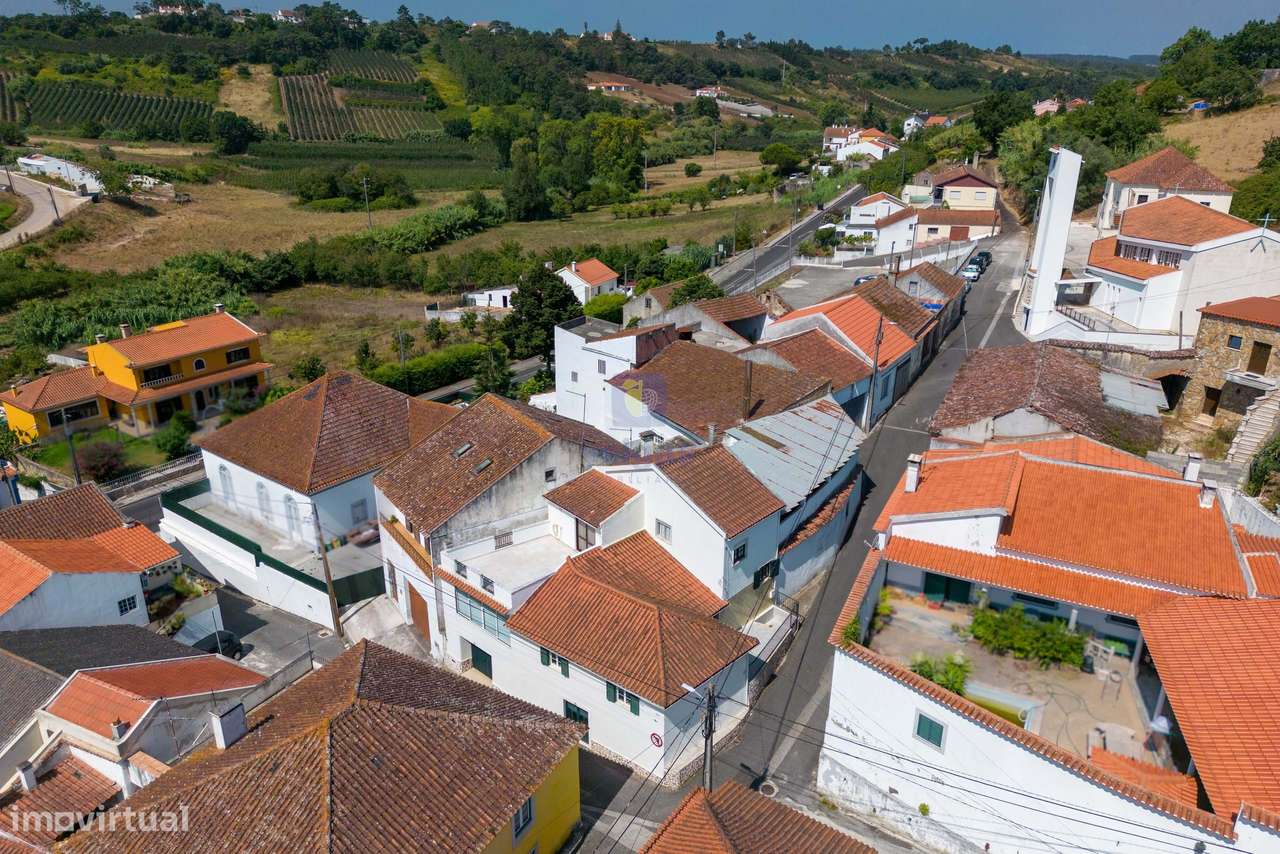 Moradia com Glamour! T4 com Garagem e Terraço no Centro de Vidais-39