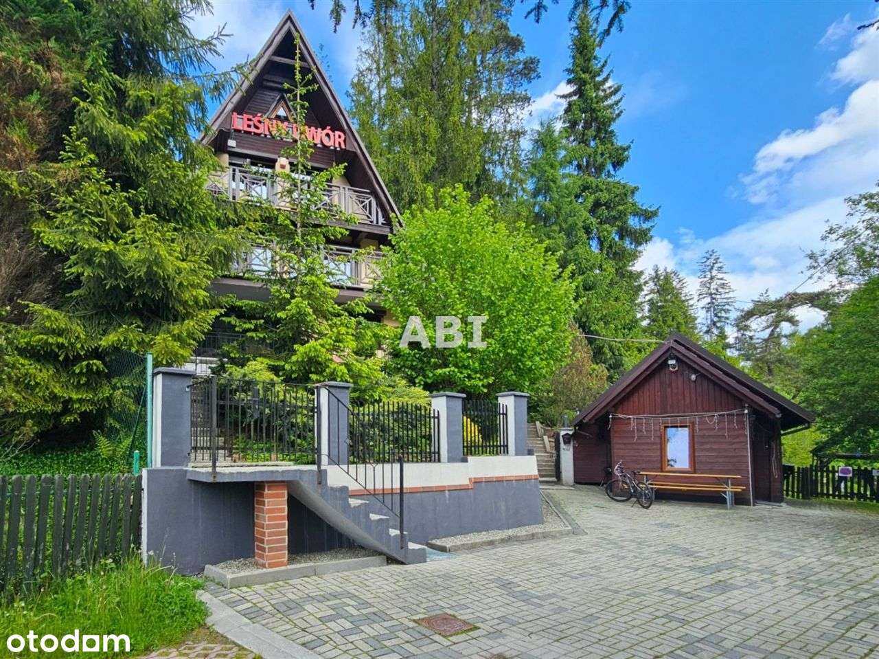 Pensjonat z dużą działką-0