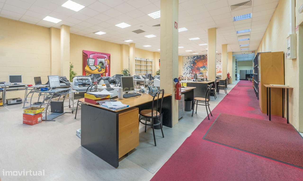 Armazém com Escritórios para Venda – 776 m² | Parque Empresarial em Si-15