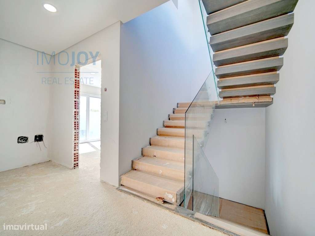 Moradia V4 com 391m2, Piscina Privativa, Garagem e Terraço em Alcoc... - Grande imagem: 5/30