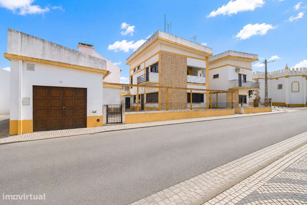 Moradia de Prestígio com T1 Independente, Terraço Panorâmico e Exce...-29