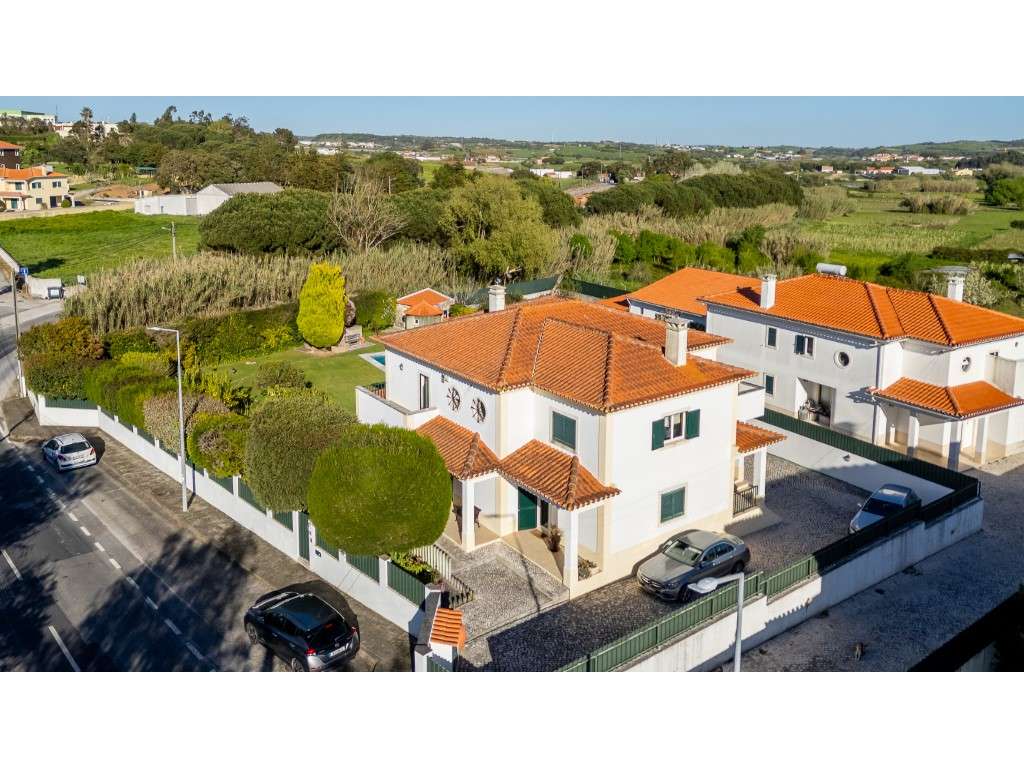 Moradia isolada inserida em terreno de 1370 m2 com piscina-40
