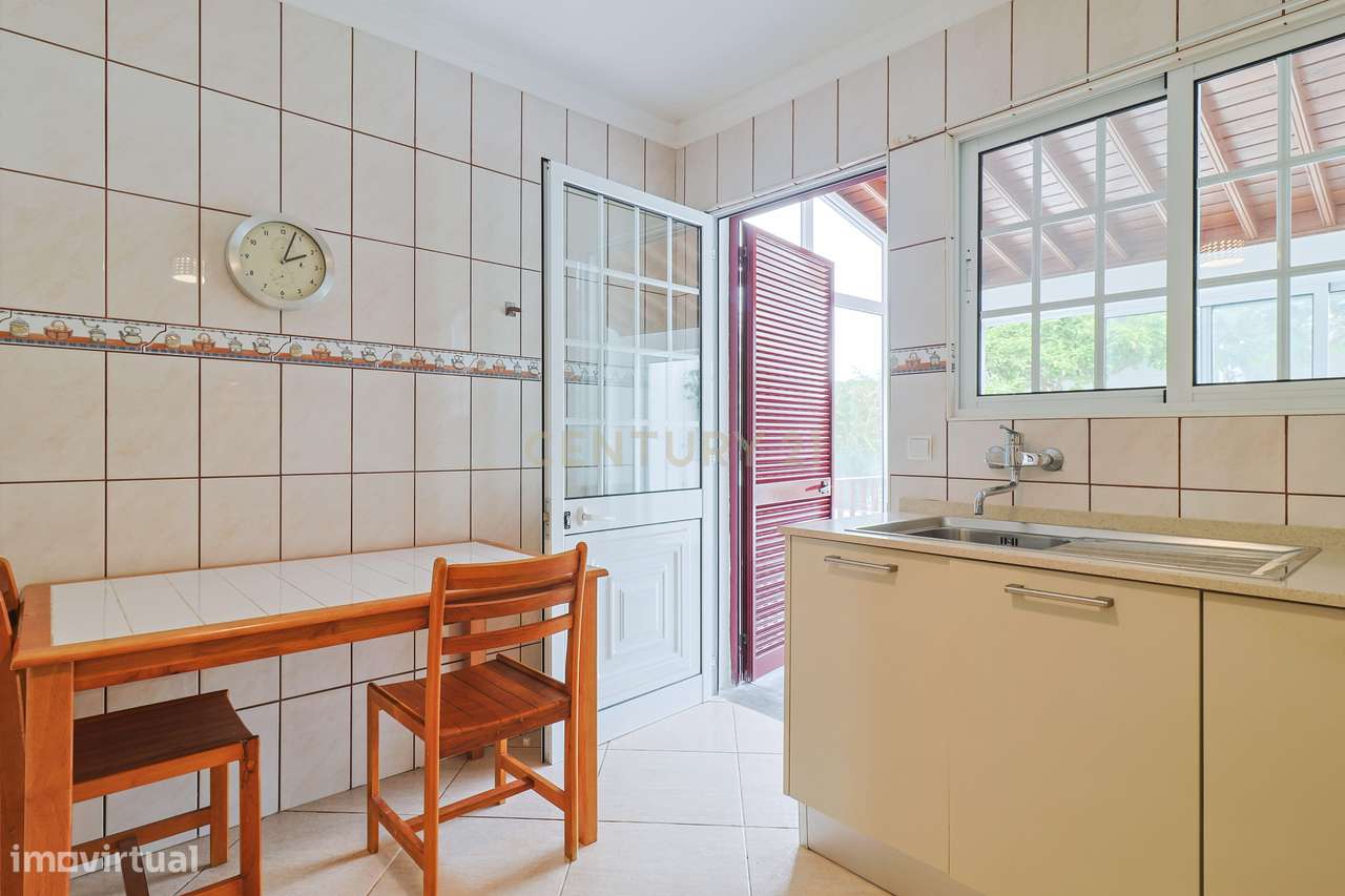 Moradia T2+1 com sótão, garagem, jardim e logradouro – Ponta Delgada-9