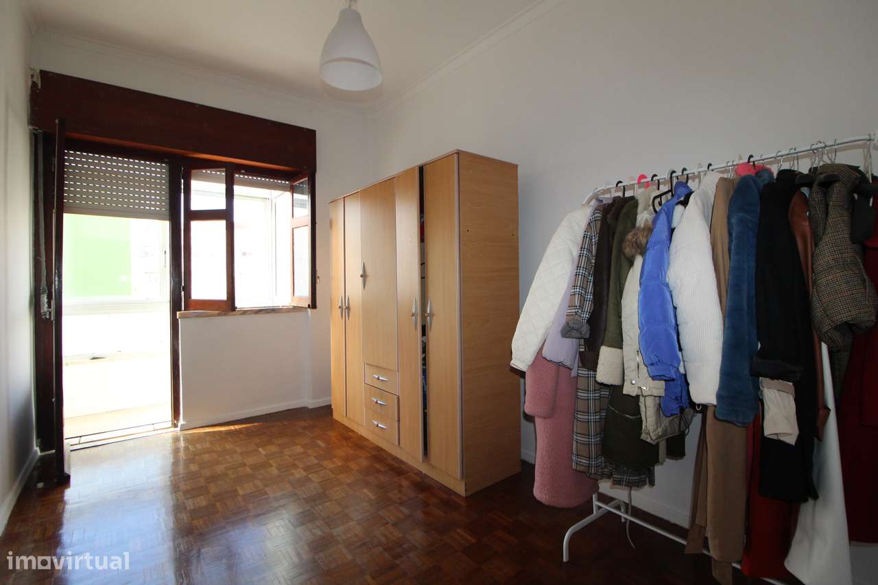 Apartamento T2 com varandas e ótima exposição solar-8