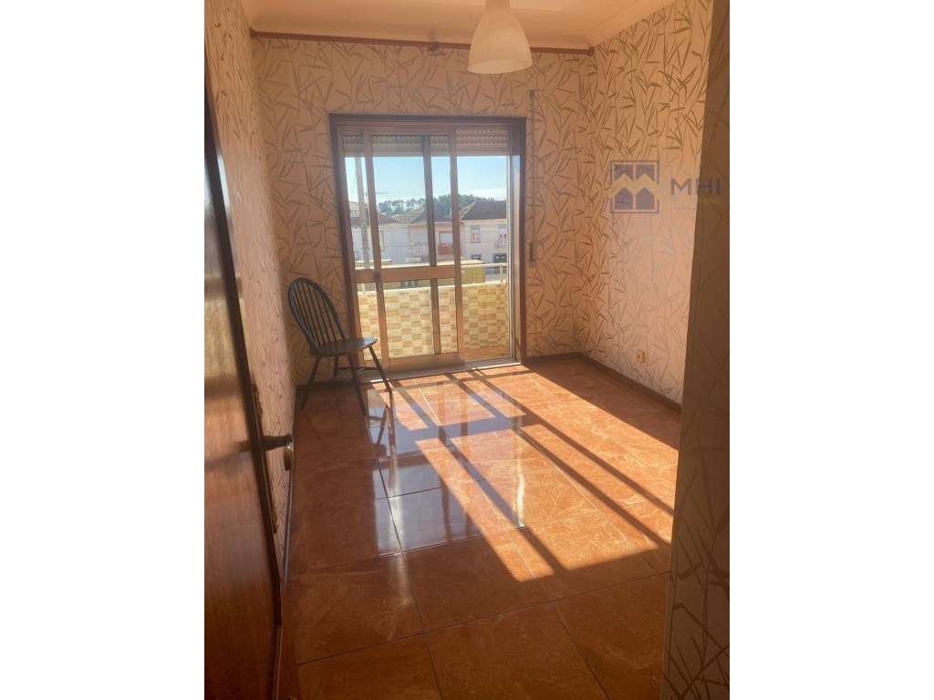 Apartamento T2 junto estação CP Valadares-8