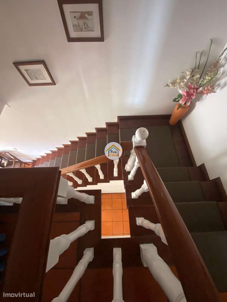 Moradia Geminada  de um dos lados do outro tem entarada e jardim em to-35