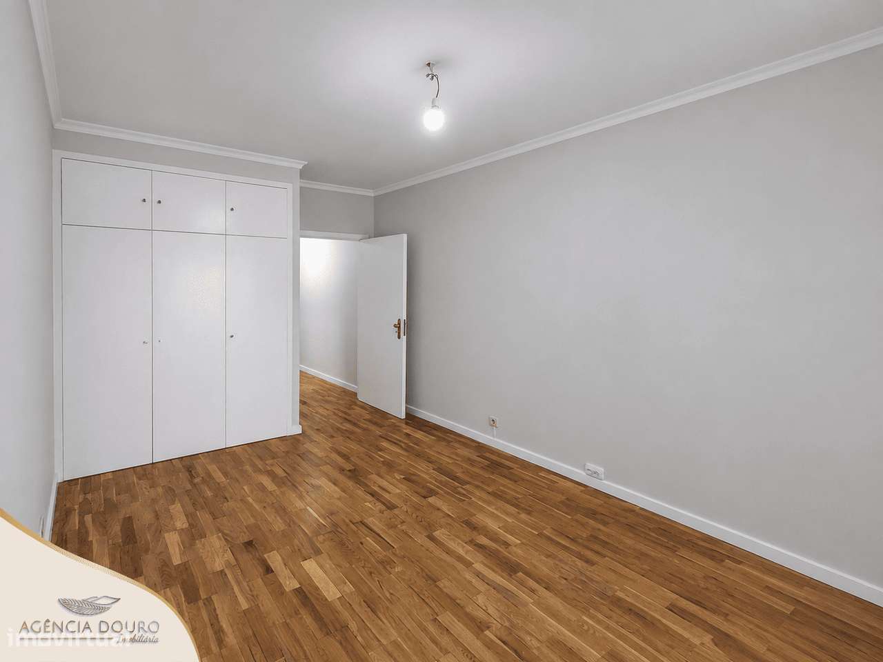 Apartamento T1+1 remodelado no centro de Matosinhos-7
