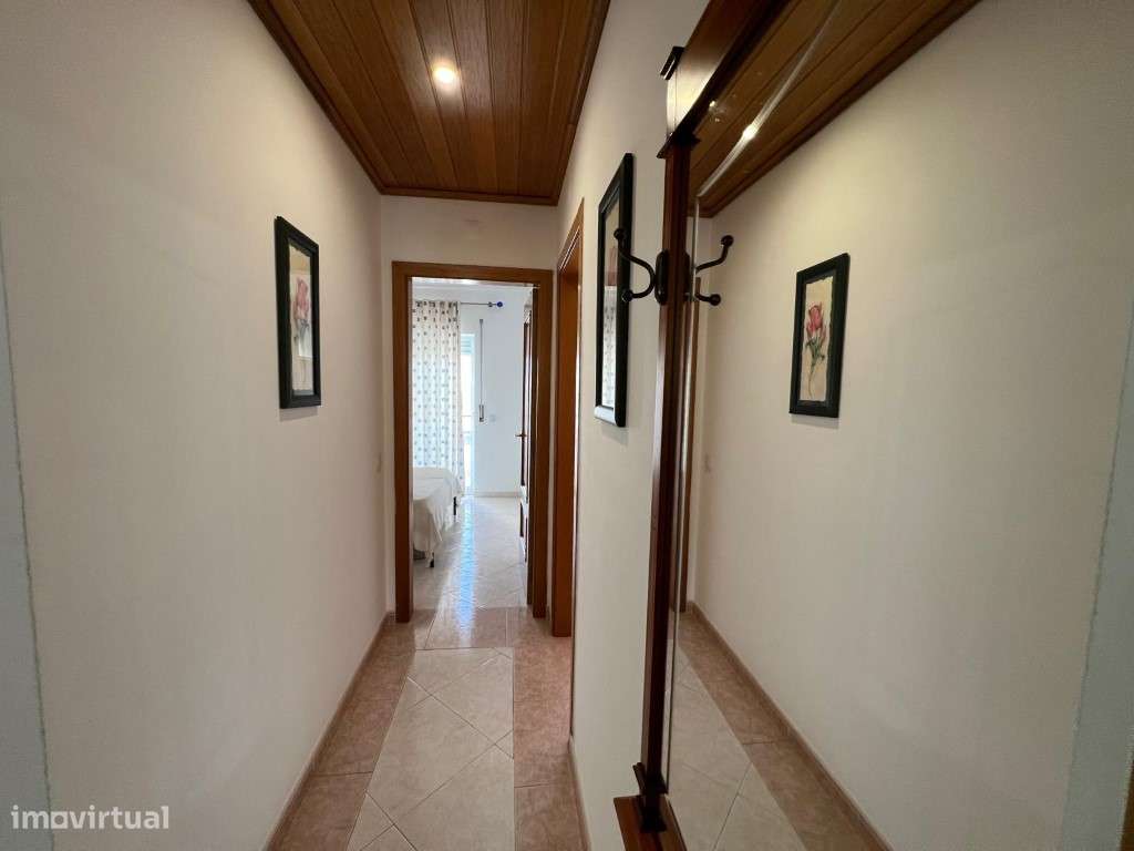Apartamento T2 amplo com vista mar, a apenas 2 minutos da praia e 5...-7