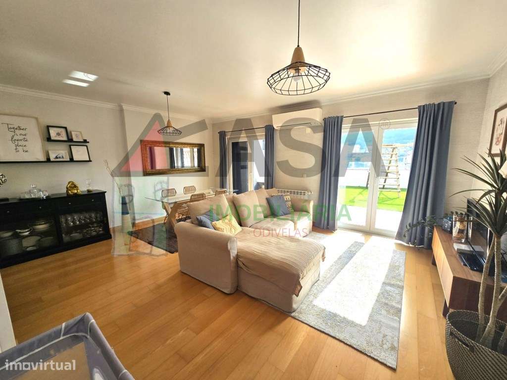 Moradia T4 com Terraço e Vista Desafogada em Loures-4