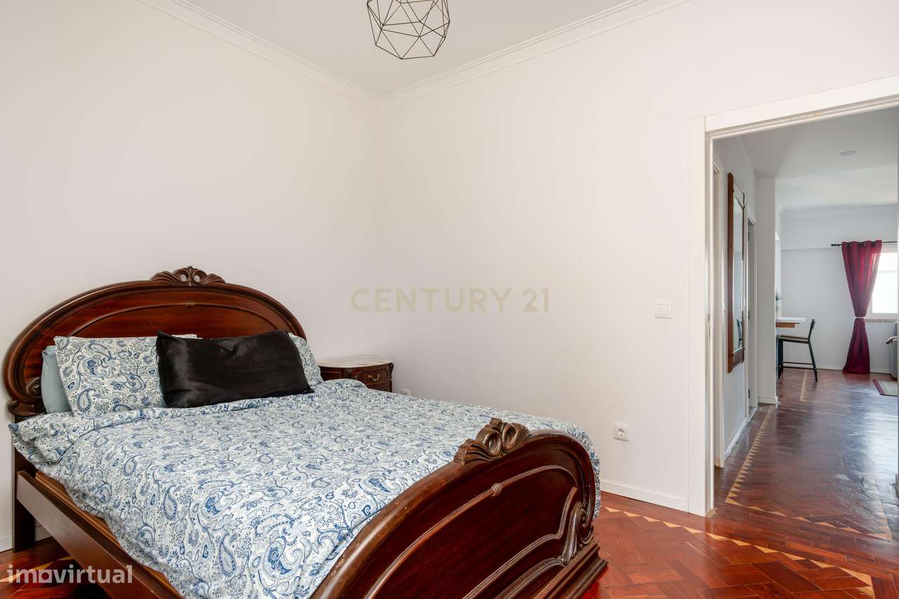 Apartamento T2 com 2 WC's e Varanda Ampla – Totalmente Renovado – Bura-12