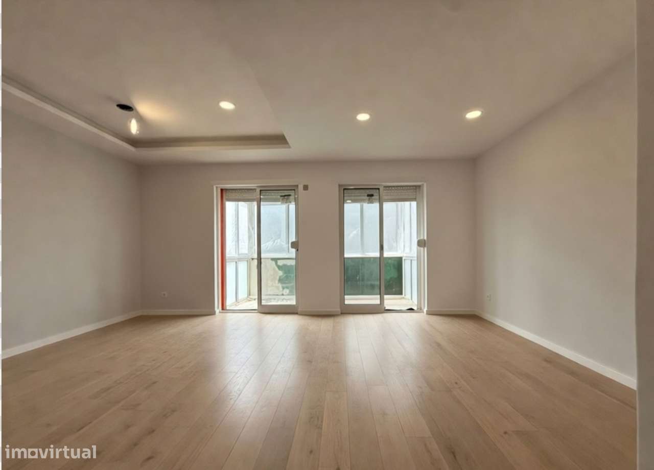 Apartamento T4 transformado em T3 no Laranjeiro, Almada-13