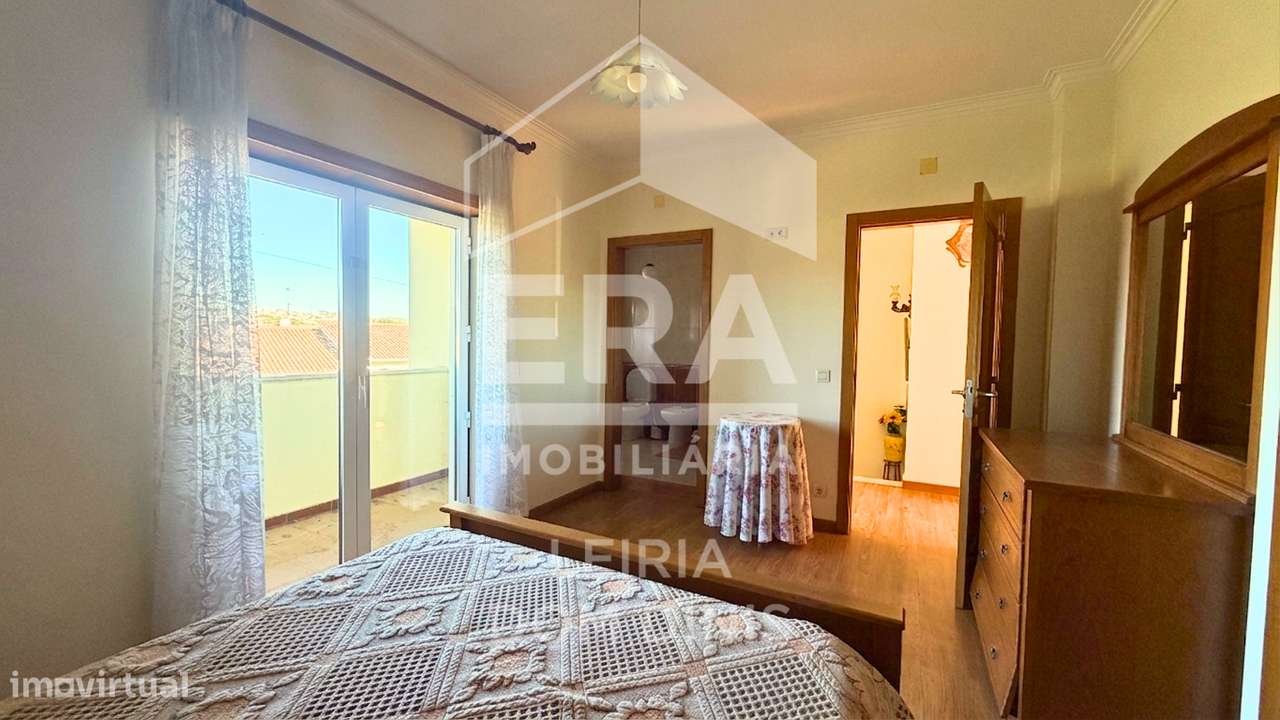 Moradia T4 localizada na zona de Lourais, Leiria-16