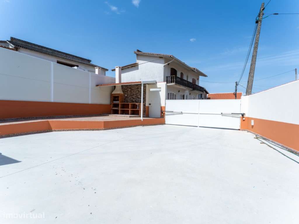 Moradia térrea, nova, geminada em zona tranquila dentro de aldeia-31