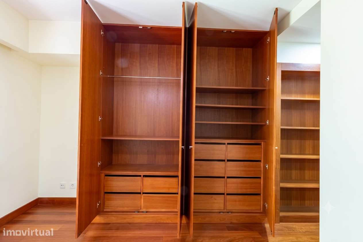 Apartamento T5 com 4 casas de banho e garagem-31