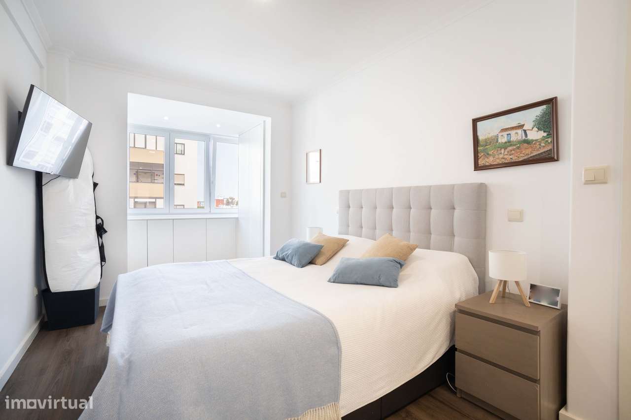 Apartamento T2 Remodelado com Vista Desafogada sobre o Tejo no Centro-15