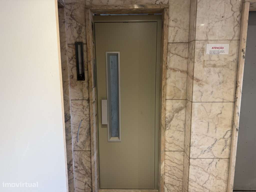 Apartamento para recuperar junto ás Amoreiras-18