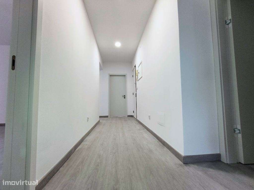 Apartamento T4 totalmente remodelado com suíte, varanda e vista rio...-8