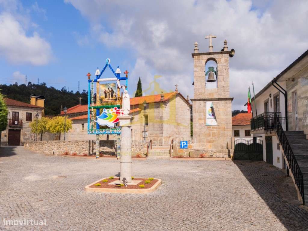 Moradia T6 em Lanhoso - Espaço, Conforto e Versatilidade-32