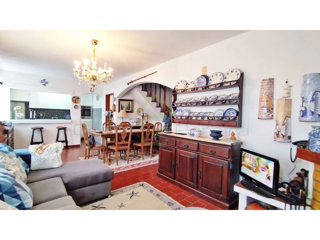 Moradia T2+2 a minutos das praias de Santa Cruz, Santa Rita e Porto...-6