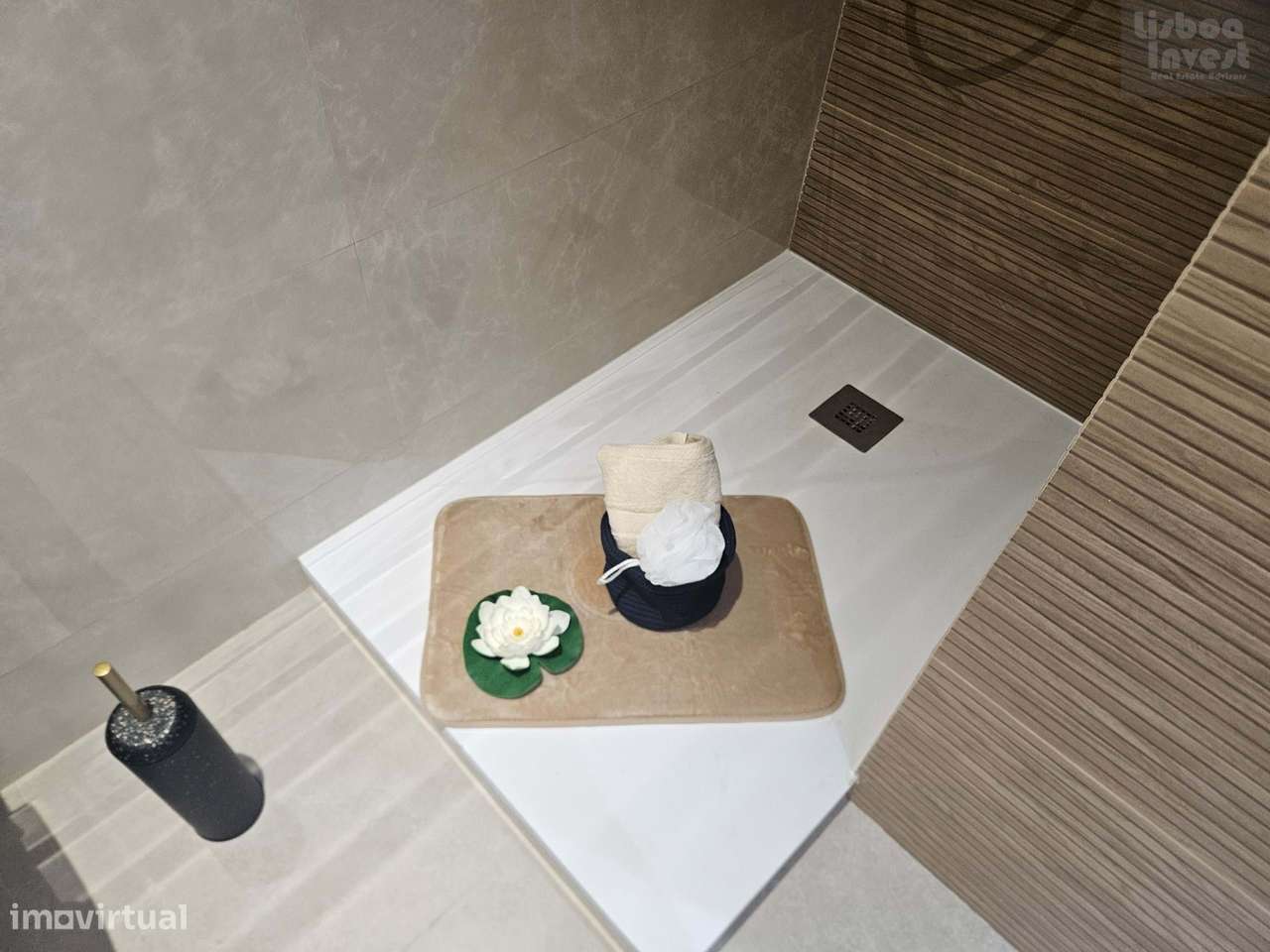 Vendo T2 Remodelado Santa Apolonia com Varanda e vista Rio-12