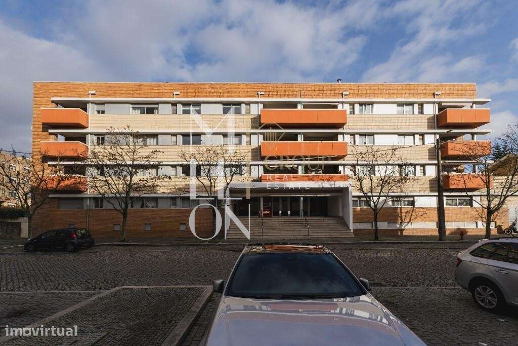 T2 com Suite, Varanda a Sul e Garagem Dupla a 10 min. do Hospital S. J-19