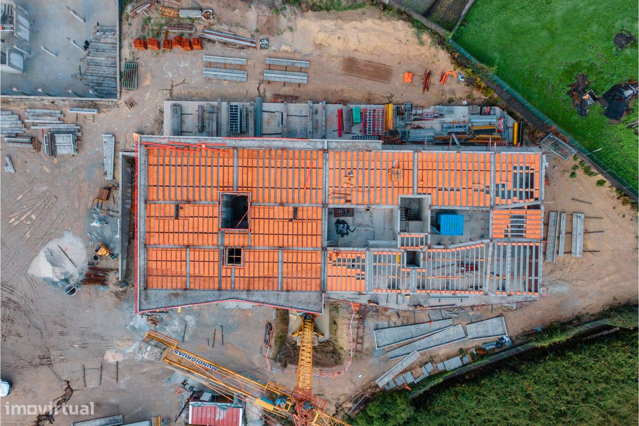 Apartamento T2 em fase de construção c/ 2 frentes e garagem fechada, e-16