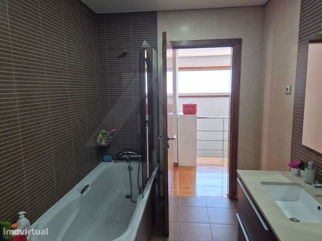 Moradia T4 com Suite, Jardim e Garagem - Centro de Ponte de Lima-41